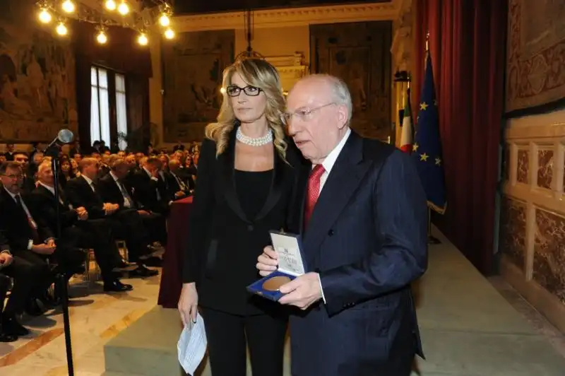 Premio Guido Carli Romana Liuzzo premia Fedele Confalonieri 