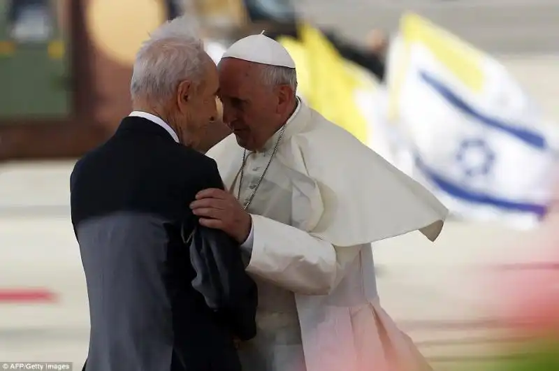 Il Presidente Shimon Peres saluta Papa Francesco 