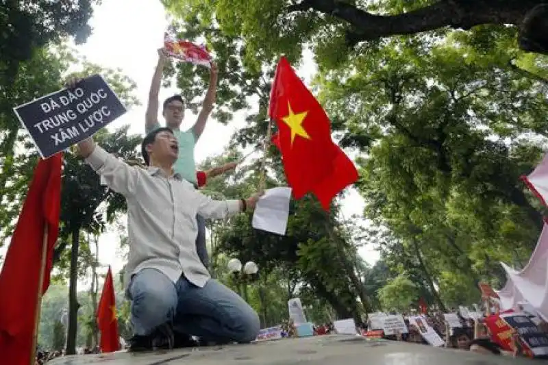 PROTESTA FABBRICA IN FIAMME PROTESTA VIETNAM CONTRO PECHINO 