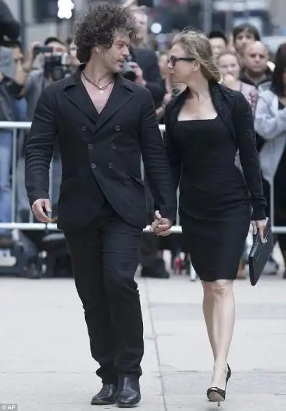 Renee Zellweger e Doyle Bramhall al funerale della Scott 