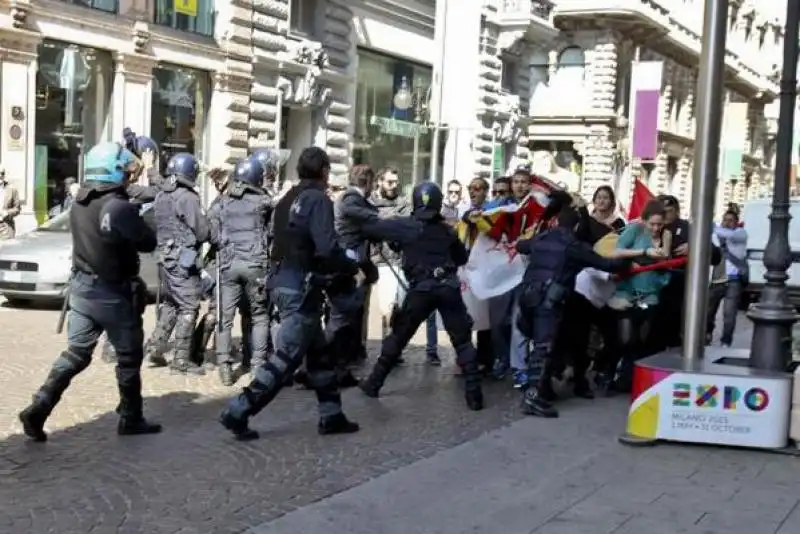 RENZI CONTESTATO A MILANO 