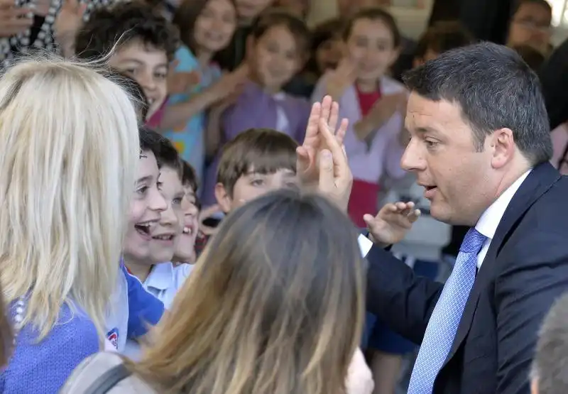 renzi in una scuola di milano