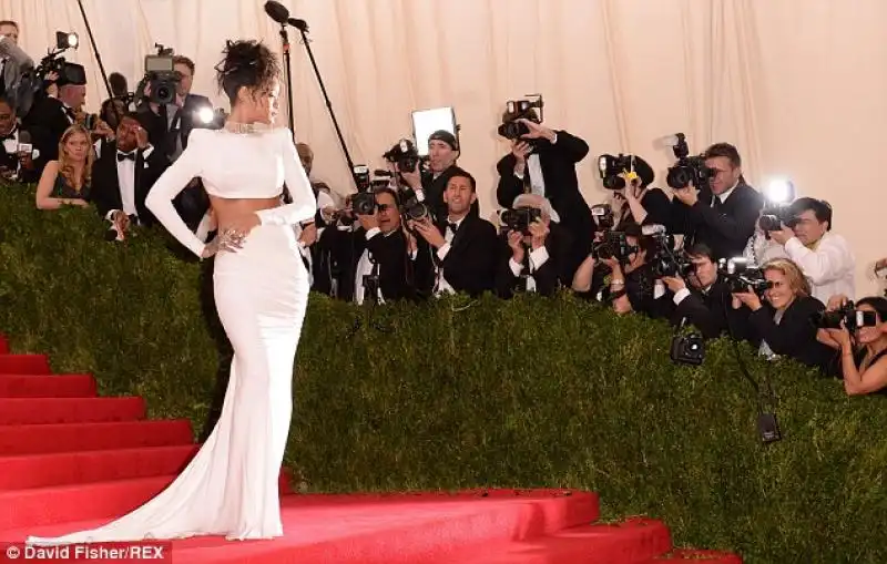 Rihanna posa per i fotografi 