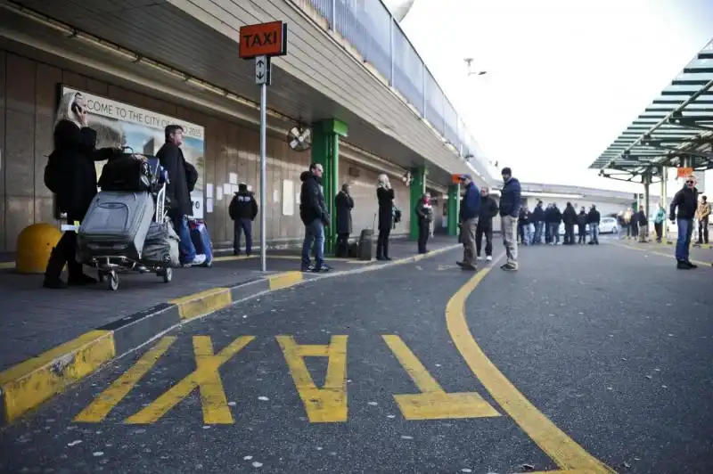 SCIOPERO SELVAGGIO TASSISTI MILANO 