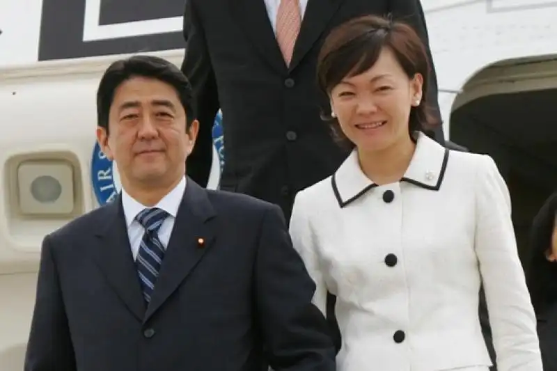 SHINZO E AKIE ABE 