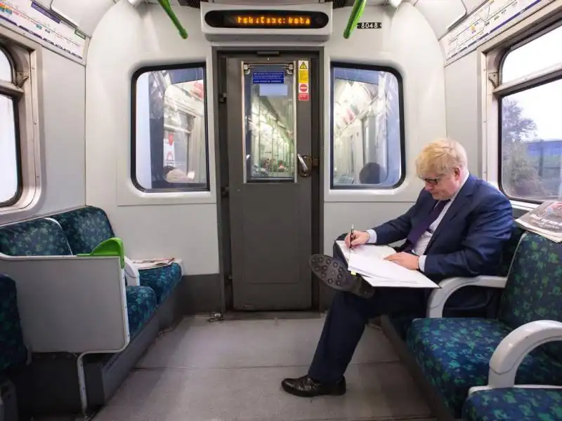 Il sindaco di Londra Boris Johnson in metro 