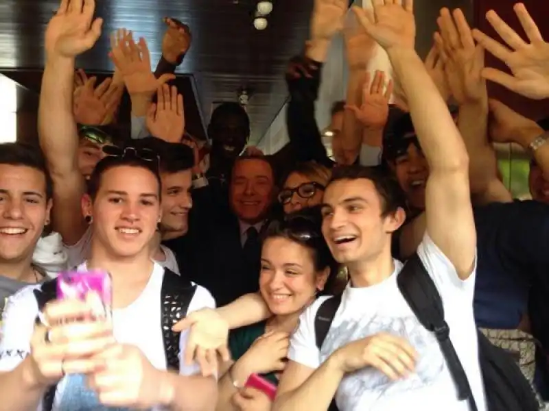 studenti si fanno un selfie con berlusconi e deborah bergamini 