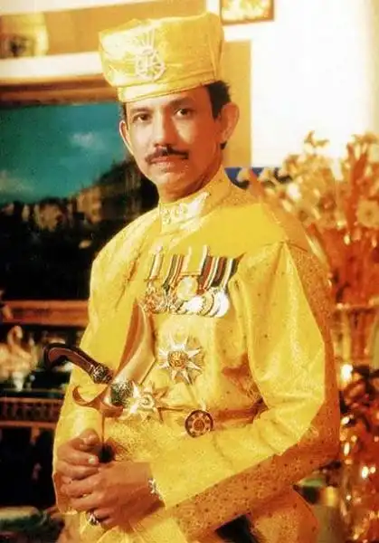 In Sultano del Brunei in uniforme dorata 