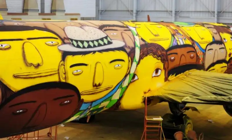 tanti volti brasiliani disegnati sul Boeing 