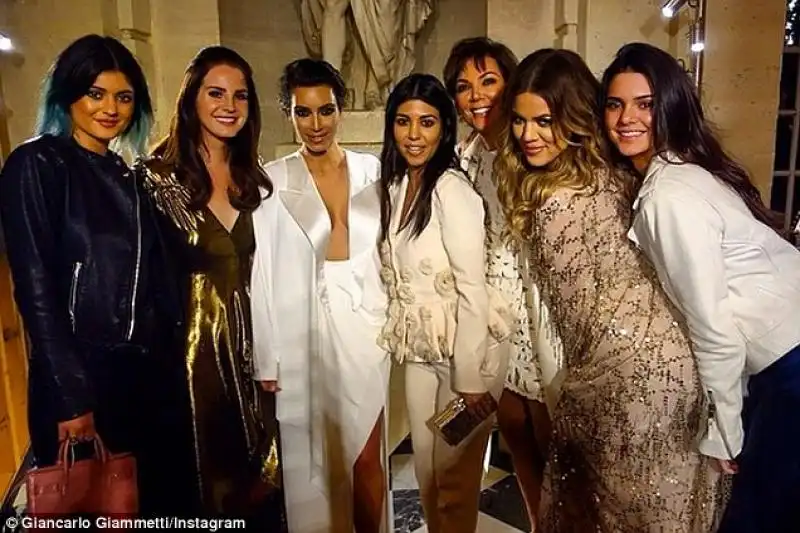 Kim a Versailles con amiche e Lana Del Rey 