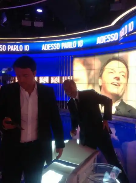 VESPA FA UN SELFIE TRAPPOLA A RENZI 