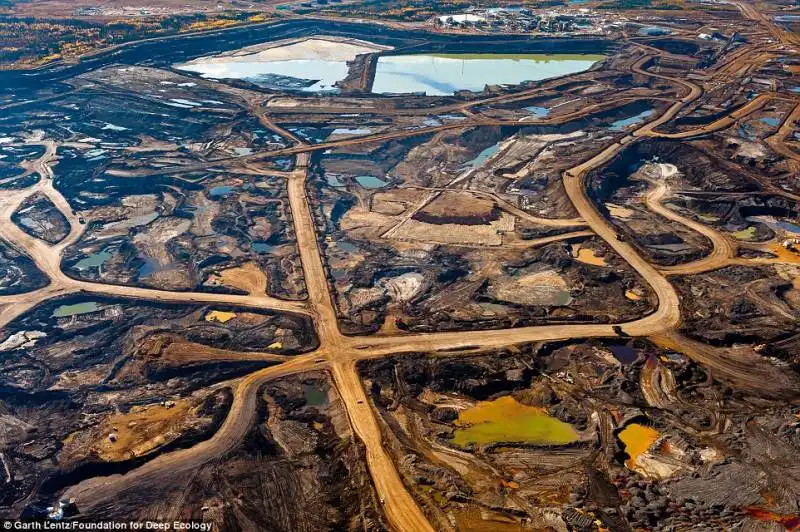 la miniera di alberta, canada, puo?? essere vista dallo spazio