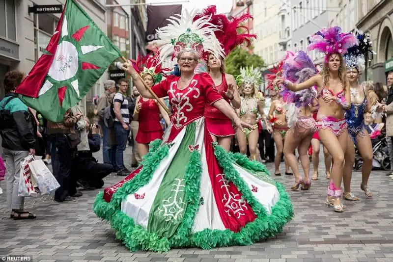 il carnevale sfila per la citta