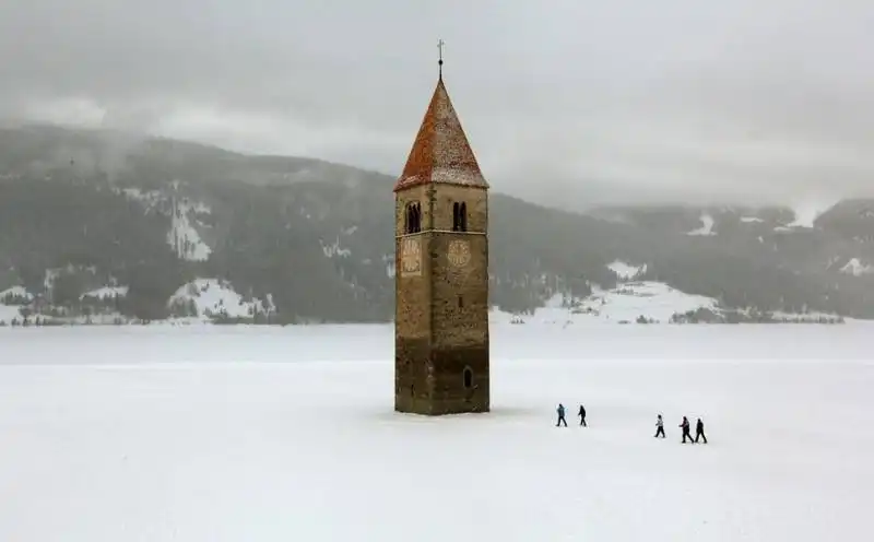 34. campanile in lago chiacciato a reschen, italia