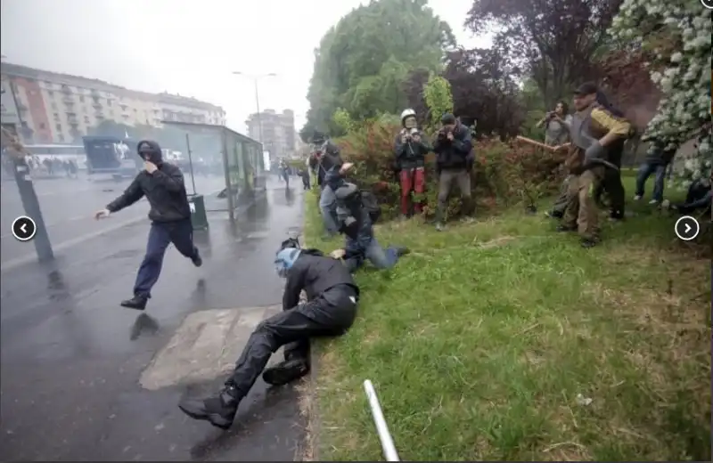 agente colpito a bastonate dai black bloc 3