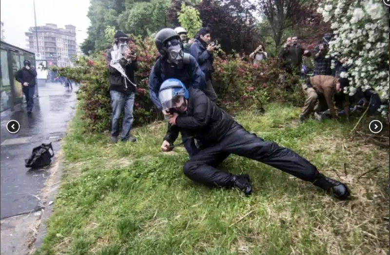 agente colpito a bastonate dai black bloc 6