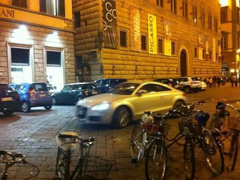 AUTO IN DIVIETO IN PIAZZA STROZZI A FIRENZE