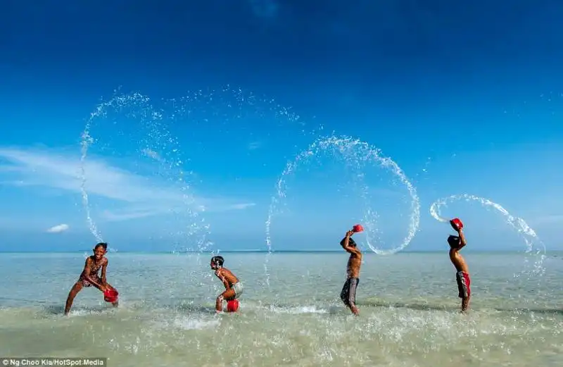 bambini bajau giocano con l'acqua