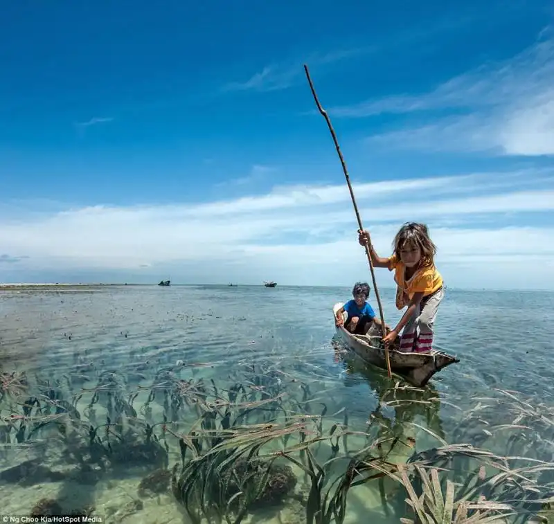 bambini bajau pescano