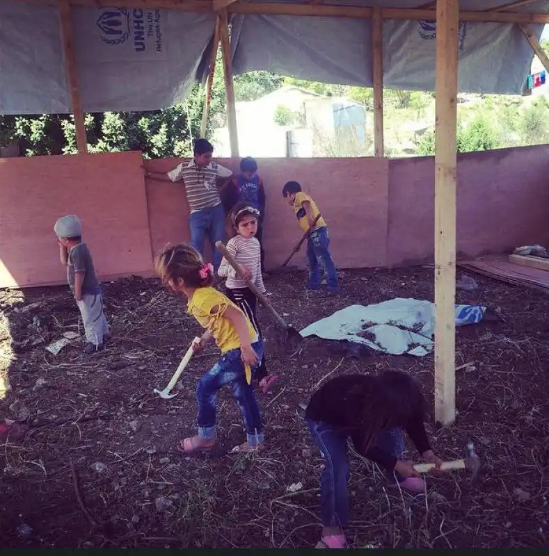 bambini in un campo profughi in libano 4