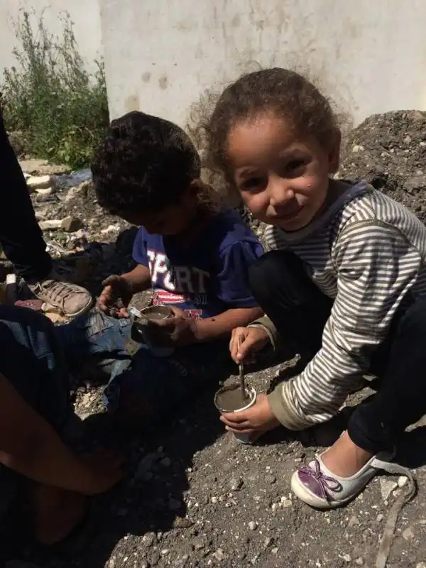 bambini in un campo profughi in libano  