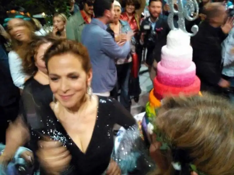 barbara durso con la torta arcobaleno 