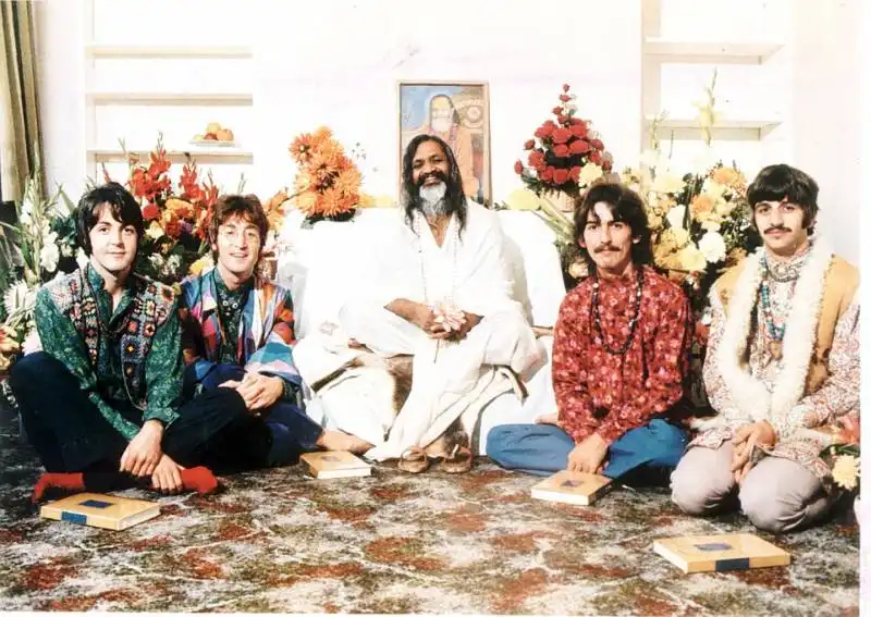 beatles con maharishi mahesh yogi