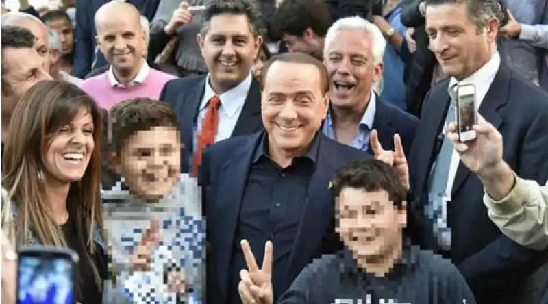 BERLUSCONI FA LE CORNA A UN BAMBINO DI 10 ANNI