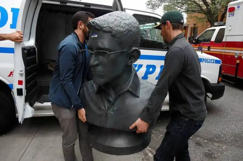 busto di snowden a new york