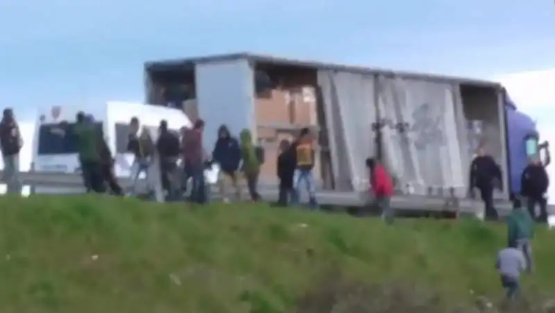 CALAIS - MIGRANTI PROVANO AD ATTRAVERSARE LA MANICA 