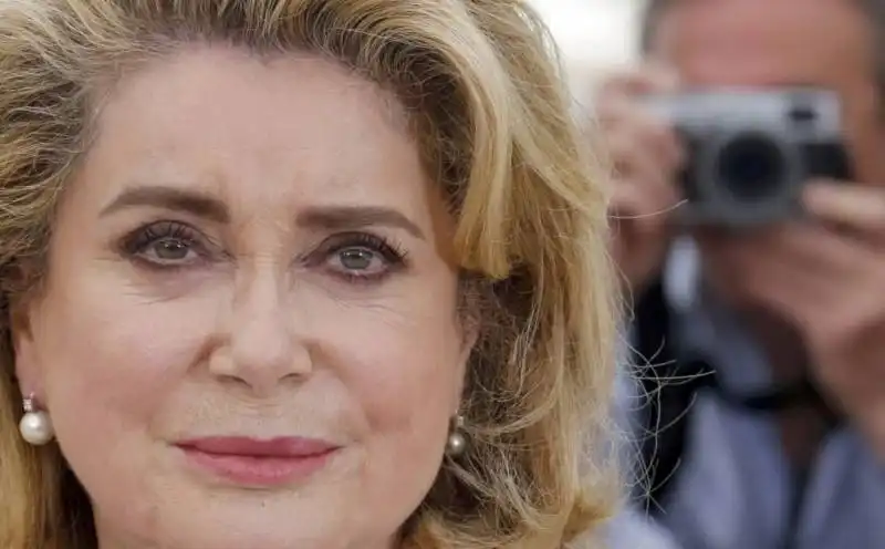 catherine  deneuve in lacrime a cannes