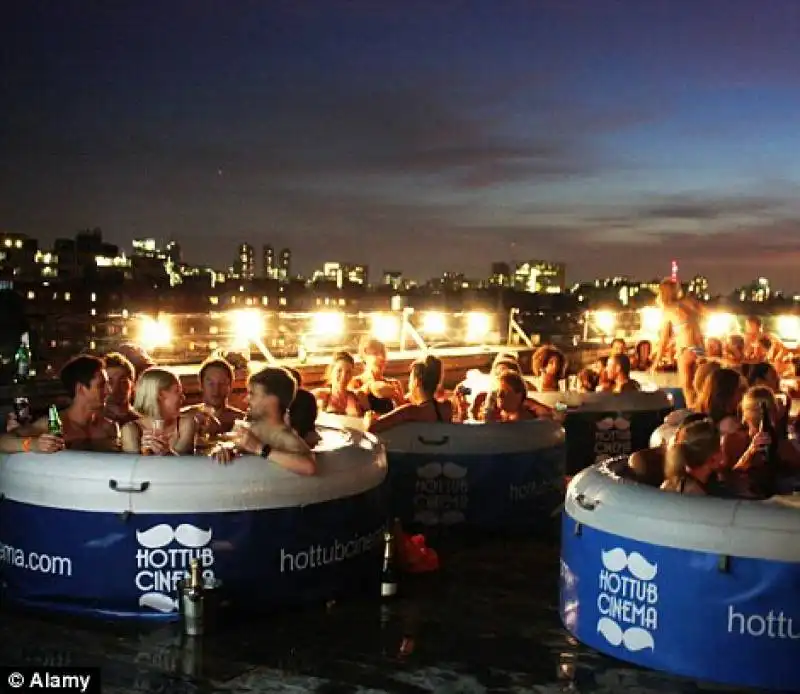 cinema in piscina all'hot tub di londra