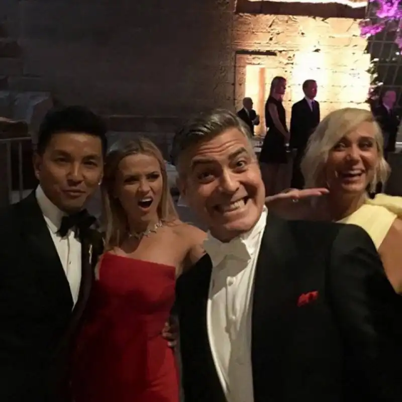 clooney photobomb