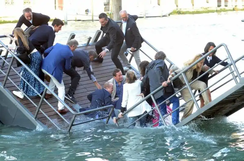 crolla il pontile della fondazioneprada 13