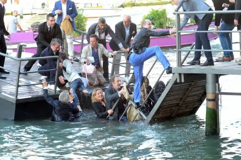 crolla il pontile della fondazioneprada 2