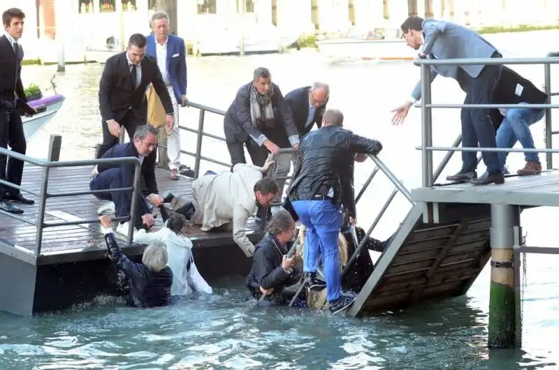 crolla il pontile della fondazioneprada 24