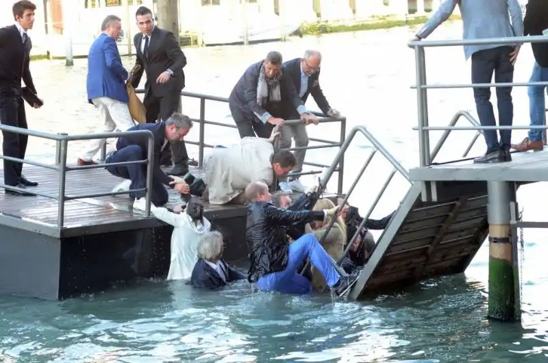 crolla il pontile della fondazioneprada 25