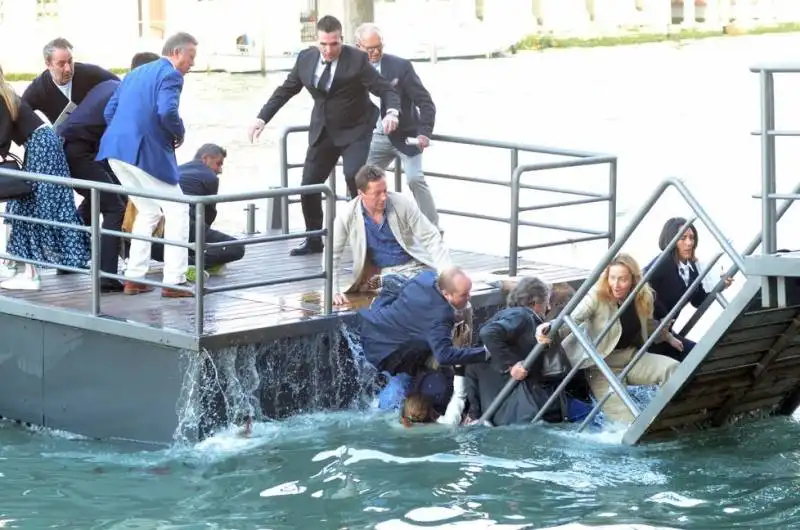 crolla il pontile della fondazioneprada 31