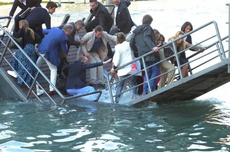 crolla il pontile della fondazioneprada 34