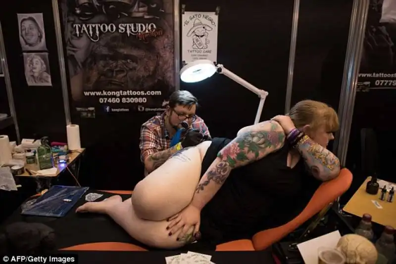 donna tatuaggio londra