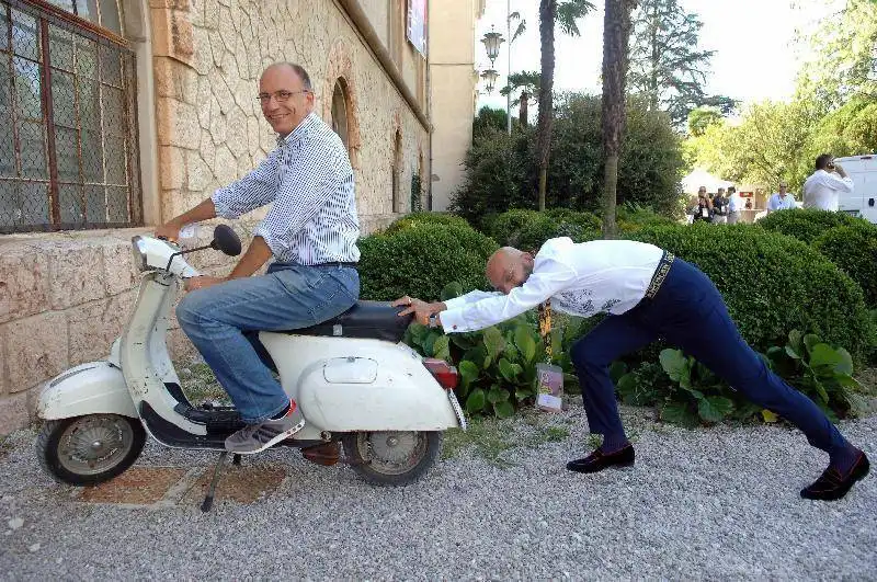 ENRICO LETTA IN VESPA CON OSCAR GIANNINO CHE SPINGE