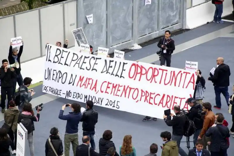 expo 2105. manifestazione davanti ai cancelli