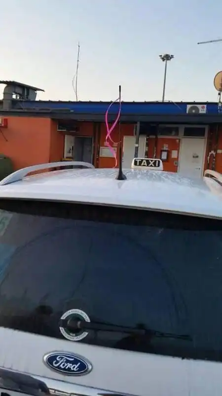 fiocco rosa sul taxi per solidarieta' con la tassista stuprata