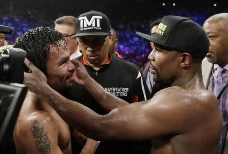 floyd mayweather jr. (destra) abbraccia manny pacquiao al termine del match