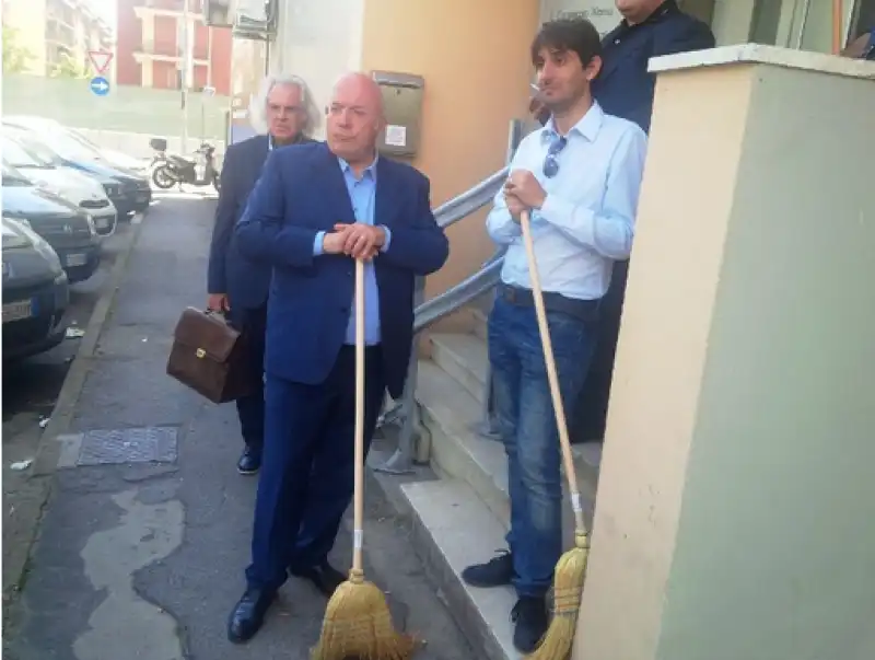 FRANCESCO STORACE E GIOVANNI DONZELLI CON LA SCOPA