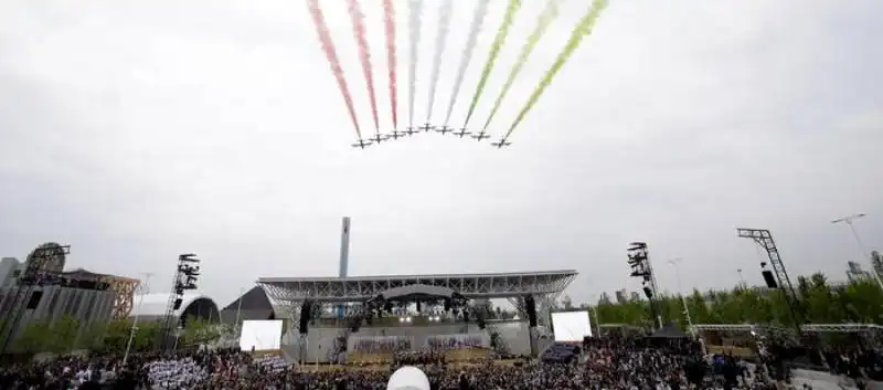 frecce tricolori chiudono cerimonia di apertura di expo 2015 x 