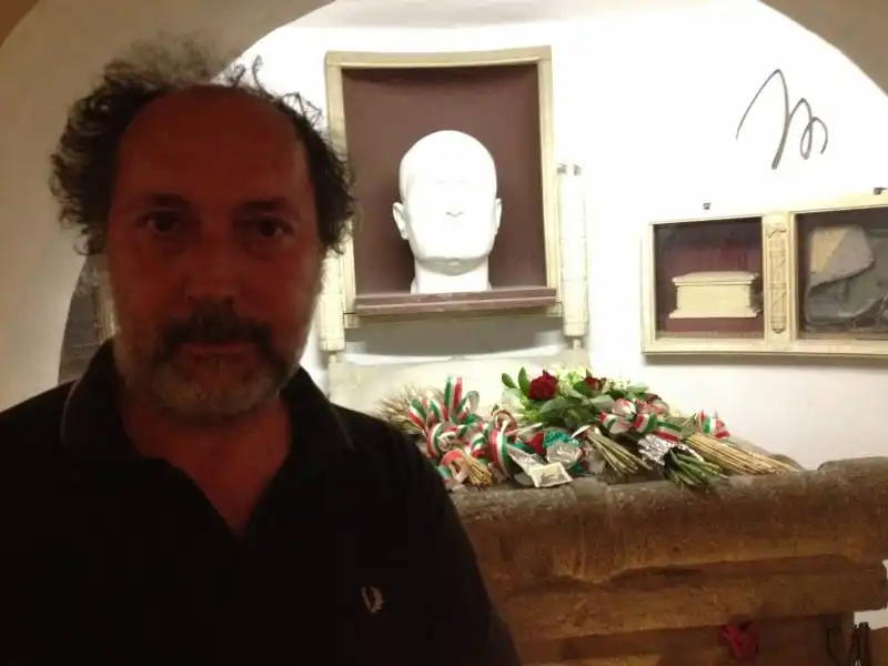 FULVIO ABBATE IN VISITA A PREDAPPIO ALLA TOMBA DI MUSSOLINI