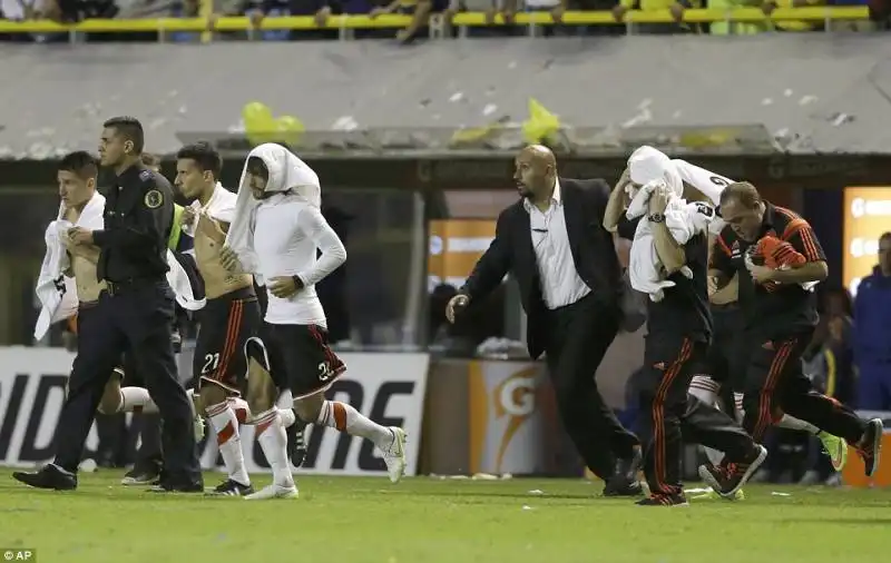 gas urticanti durante boca juniors   river plate  14