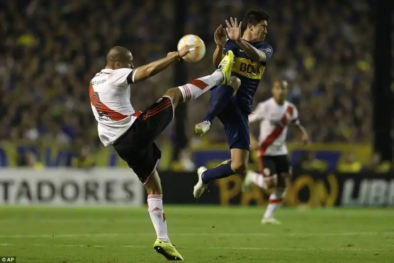 gas urticanti durante boca juniors   river plate  17