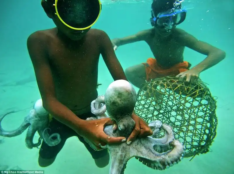 i bambini passano tanto tempo pescando che i loro occhi si sono a vedere meglio sott'acqua